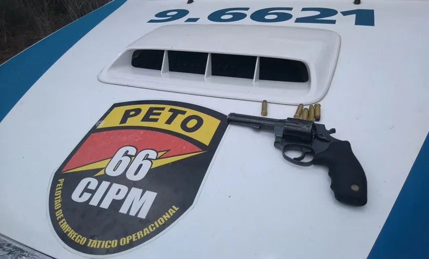 Dois morrem e dois são presos após PM ser acionada durante invasão de traficantes em Feira