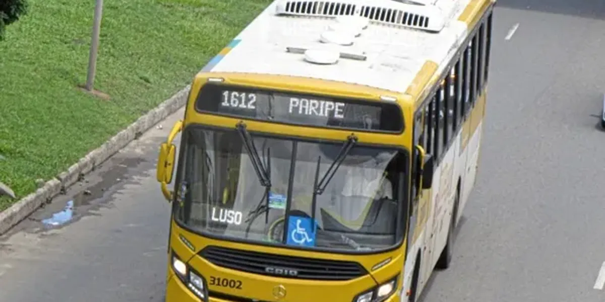 Ônibus do transporte público de Salvador; MP-BA apura denúncias de falta de veículos e demora nas viagens na Cidade Baixa. Victorsaotiago Onibusbrasil