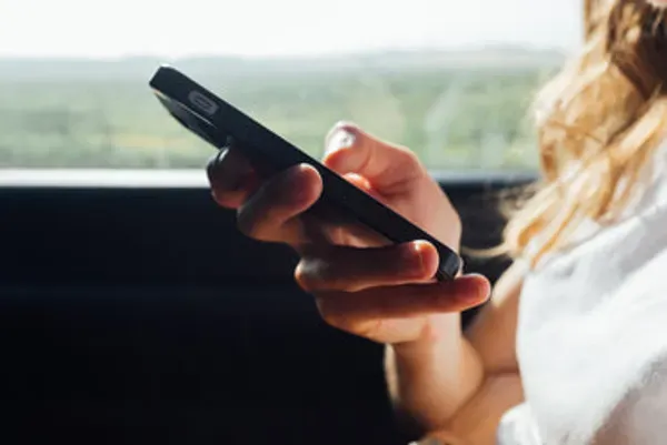 O telefone 180 funciona 24 horas por dia para orientar e receber den&uacute;ncias de viol&ecirc;ncia contra mulheres em todo o Brasil.| Foto: Magnific