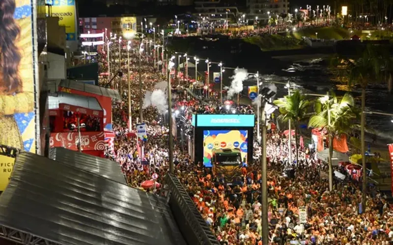 Com o aumento dos pre&ccedil;os dos abad&aacute;s, foli&otilde;es j&aacute; buscam estrat&eacute;gias de compra antecipada e pacotes de hospedagem para economizar no Carnaval 2027/Foto: Andrey Sindeaux/Ag. Fred Pontes