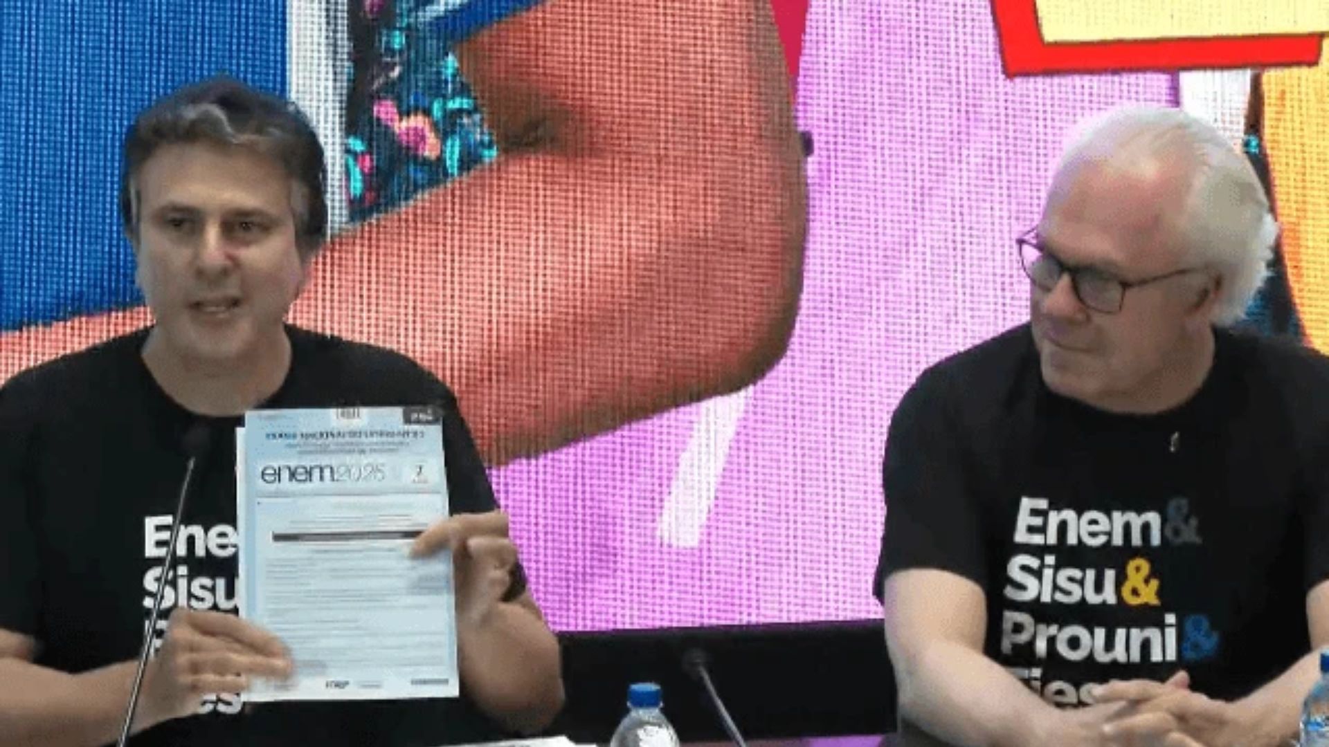 Ministro da Educação, Camilo Santana, durante coletiva de imprensa na noite deste domingo (16)