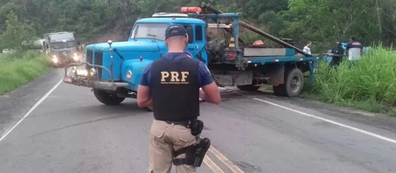 BR-101: Motorista de caminhão carregado de ovo morre após acidente