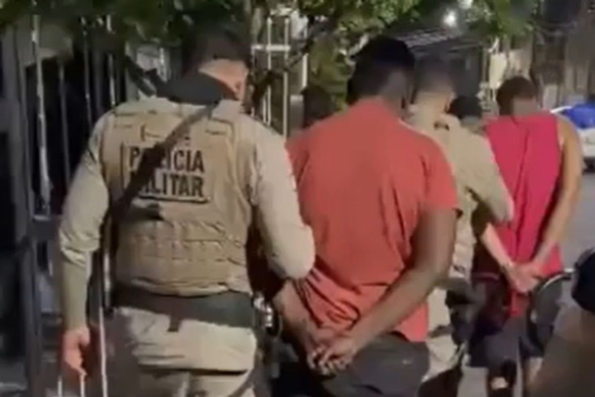 Crack, maconha e coca&iacute;na s&atilde;o apreendidos com tr&ecirc;s homens. Foto: Reprodu&ccedil;&atilde;o | Al&ocirc; Juca