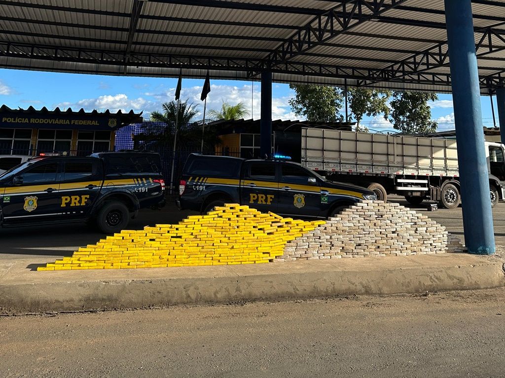 Os pacotes de droga estavam em um fundo falso do caminhão, que foi abandonado pelo motorista. Foto: PRF