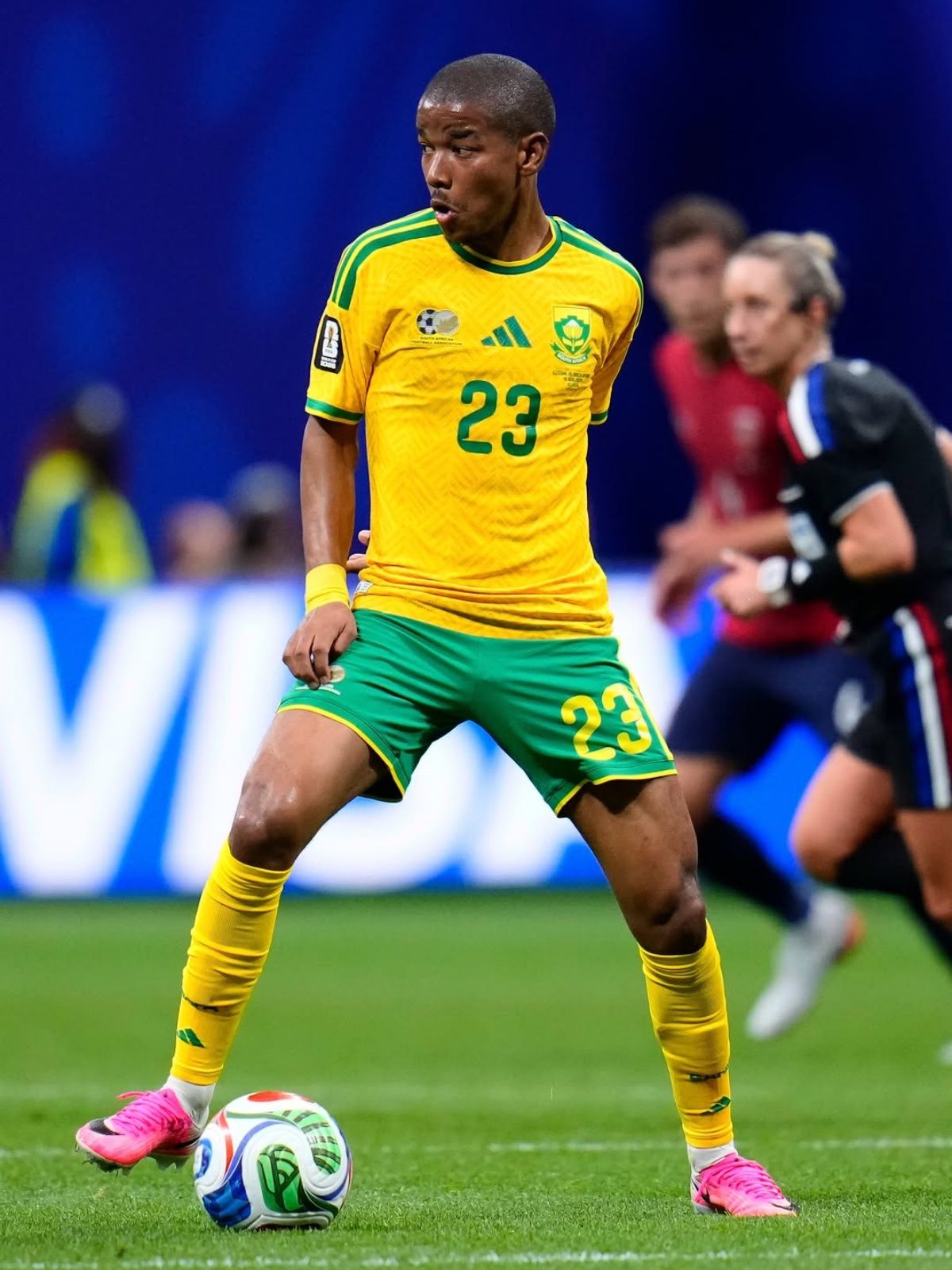  Conhe&ccedil;a quem era Jayden Adams, jogador da &Aacute;frica do Sul na Copa do Mundo, que morreu neste s&aacute;bado (11), na Cidade do Cabo. Foto:@jaydenadams_23