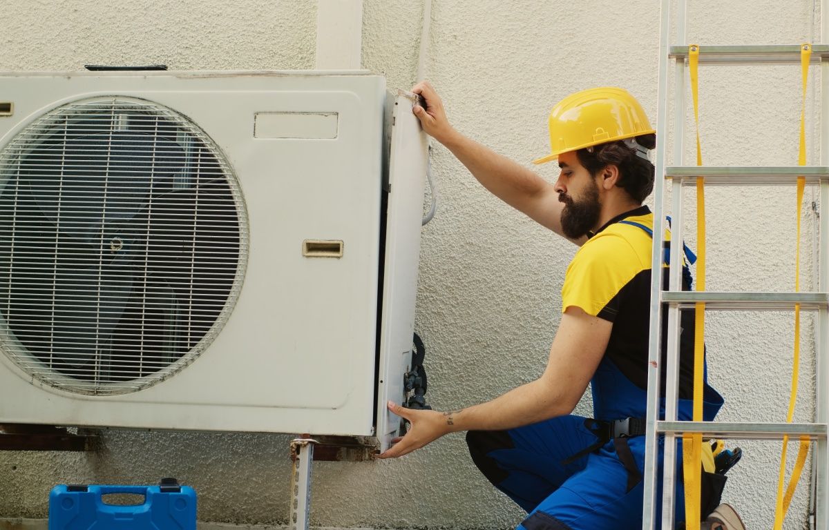 Dentre as vagas de emprego em Salvador e RMS nesta terça estão: técnico em refrigeração, consultor comercial, vendedor e agente de limpeza. Foto: Ilustrativa/Freepik