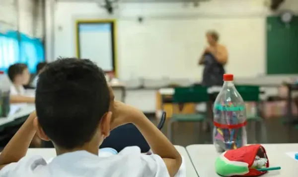 Professores enfrentam desafios para atender alunos neurodivergentes.| Foto: Secom