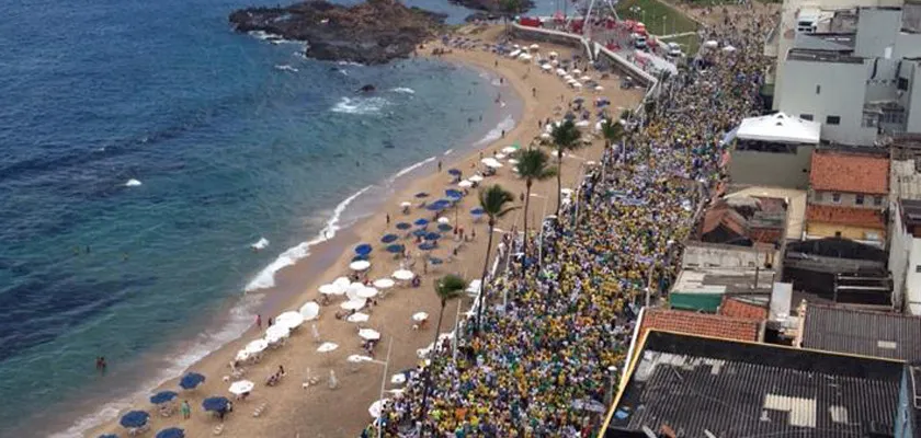 Cerca de duas mil pessoas participam de protesto contra o governo Dilma na Barra