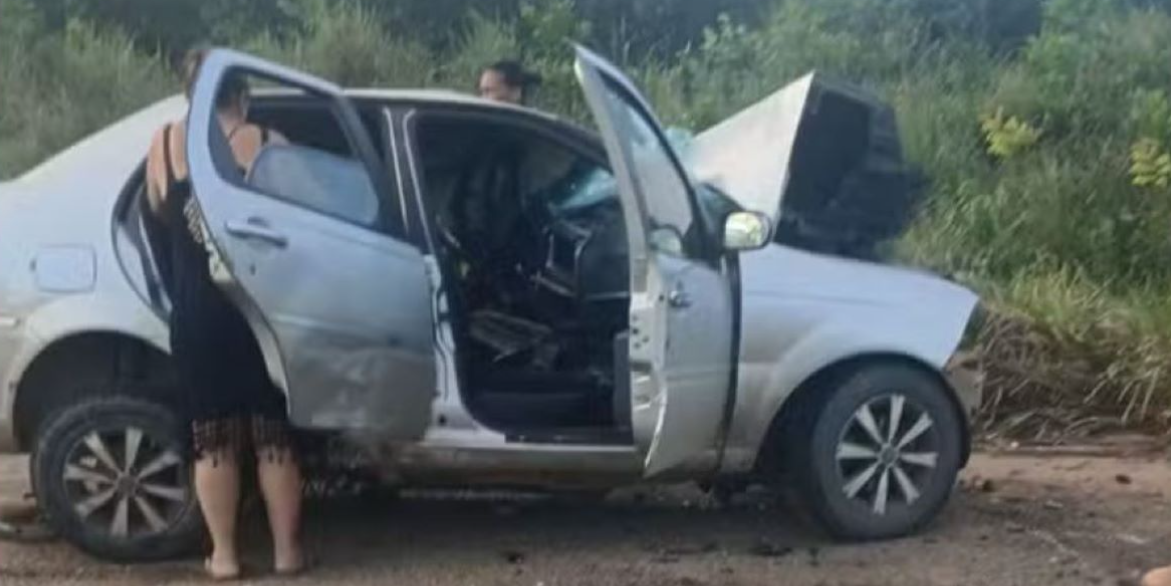 Fiat Siena envolvido no acidente na BA-698, em Mucuri.| Foto: Redes Sociais