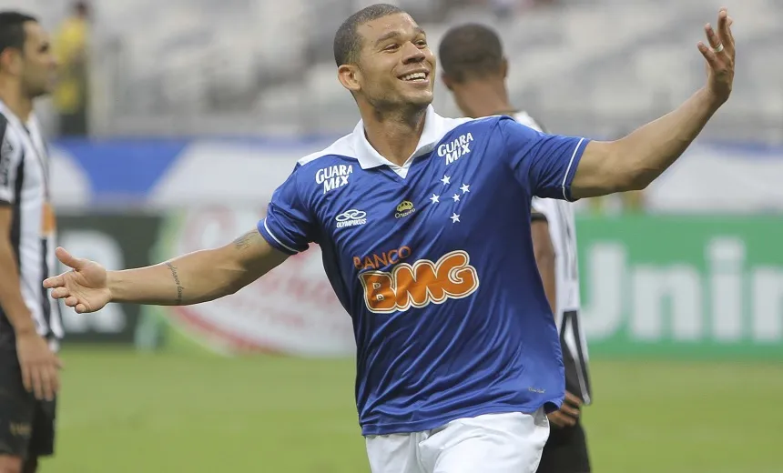 Bahia negocia a contratação do volante Nílton, com passagens pelo Cruzeiro e Vasco