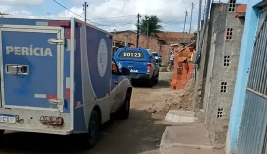 Mais de 100 tiros: homem morre após casa ser alvejada em distrito de Feira de Santana