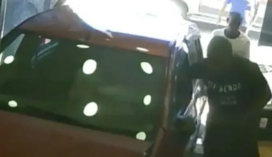 Carro desgovernado invade loja e cliente é atingido, mas escapa apenas com arranhão 