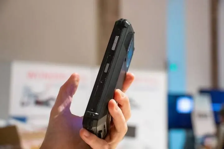 Usaria? Celular tem bateria gigante que dura uma semana e pesa meio quilo