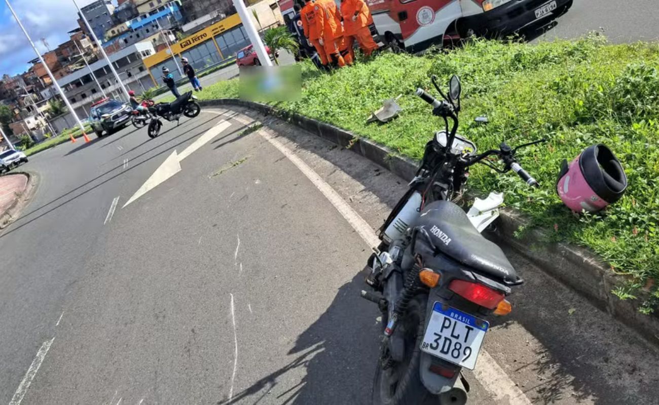 Motociclista de 38 anos morre após colidir com poste na Avenida Gal Costa