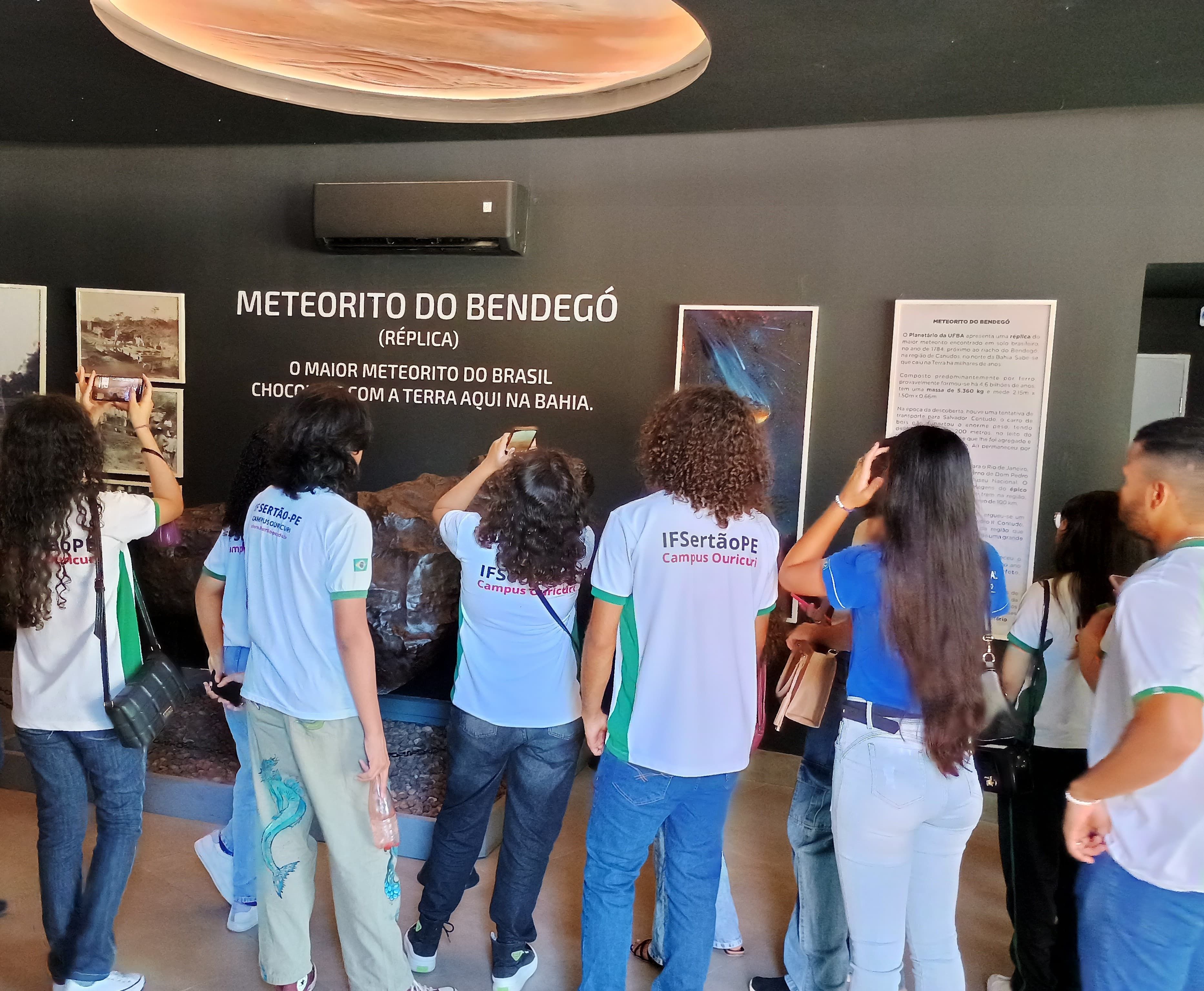 Alunos do IFSertão de Pernambuco observam a réplica do Bendegó, maior meteorito encontrado na Bahia. Foto: Divulgação / ASCOM Planetário e Observatório da UFBA