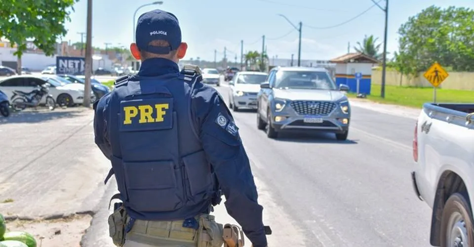 Homem é abordado por policiais na BR-101 dirigindo veículo com restrição de roubo