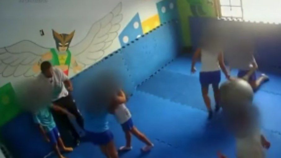 A gravação mostra o momento em que o professor solicita que o menino execute um movimento no tatame. | Foto: Reprodução/TV Globo