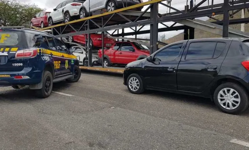 Carro roubado de locadora é descoberto em caminhão cegonha na BR 116