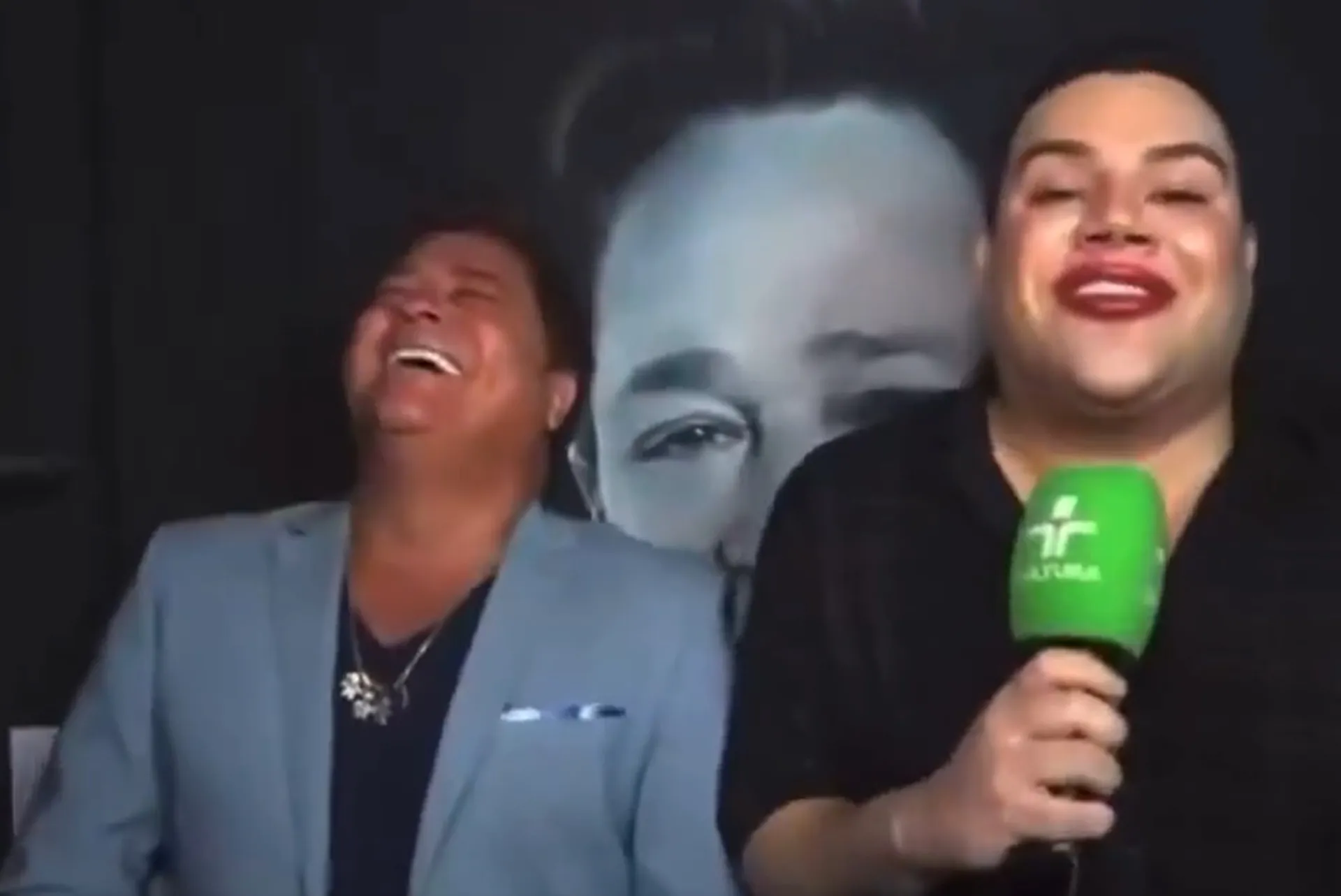 Leonardo tem crise de riso durante entrevista: 'E esse batom, moço?'; vídeo