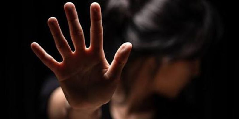 No Brasil, os casos de sequestro de mulheres muitas vezes estão ligados à violência doméstica ou ao tráfico interno e internacional de pessoas/Foto: Freepik