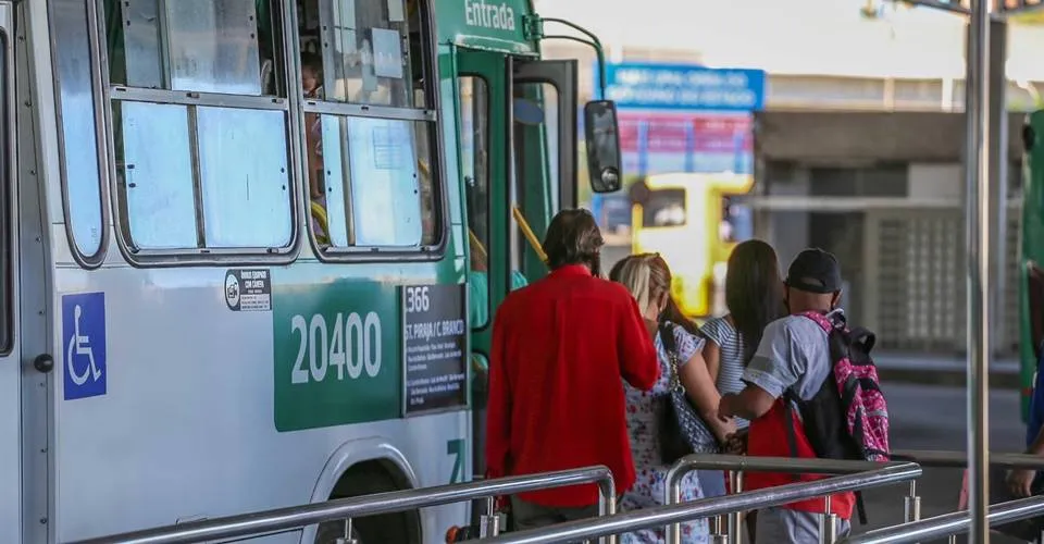 Após cerca de 72h de suspensão, ônibus voltam a circular no Alto do Coqueirinho, em Salvador