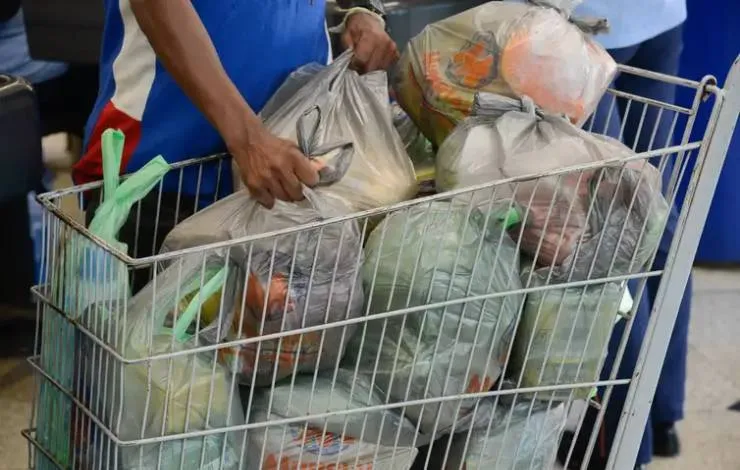 Prefeito sanciona lei que obriga mercados a oferecer sacolas recicladas gratuitamente