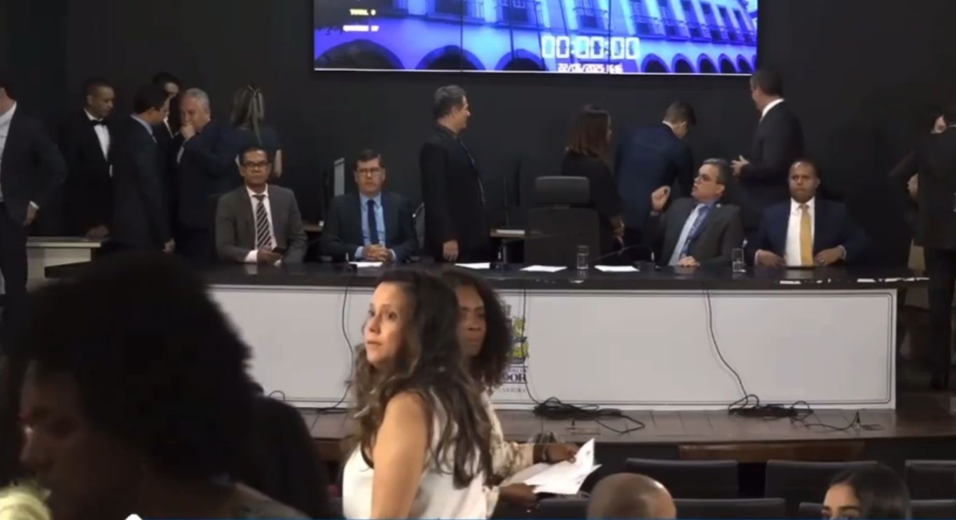 Após Invasão E Brigas, Reajuste Salarial Dos Profesores É Aprovado Na Câmara