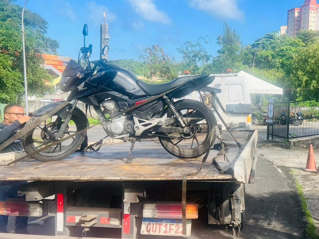 A moto foi roubada em Camaçari e foi localizada horas depois na Avenida Suburbana. Foto: Divulgação/PMBA