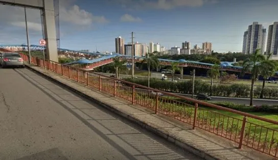 Homem tem pernas quebradas ao cair de passarela durante tentativa de assalto em Salvador
