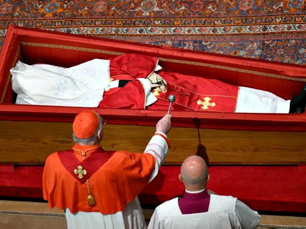 Caixão do Papa Francisco é fechado em cerimônia no Vaticano