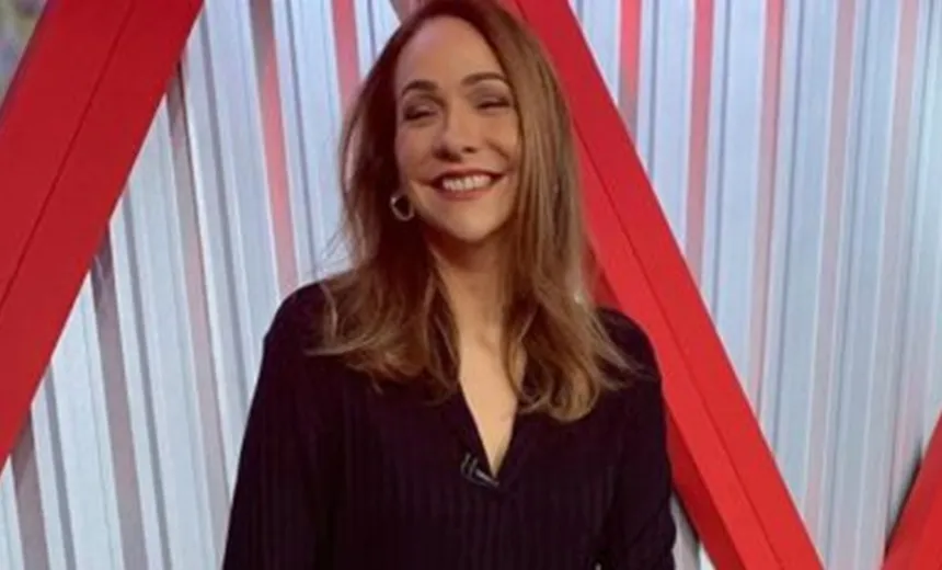 Apresentadora é flagrada rebolando durante programa 'ao vivo'; veja vídeo