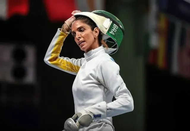 Com tumor, Nathalie Moellhausen passa mal e é eliminada na esgrima