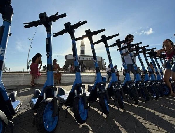 Patinetes em frente ao Farol da Bahia | Foto: Divulgação/Semob