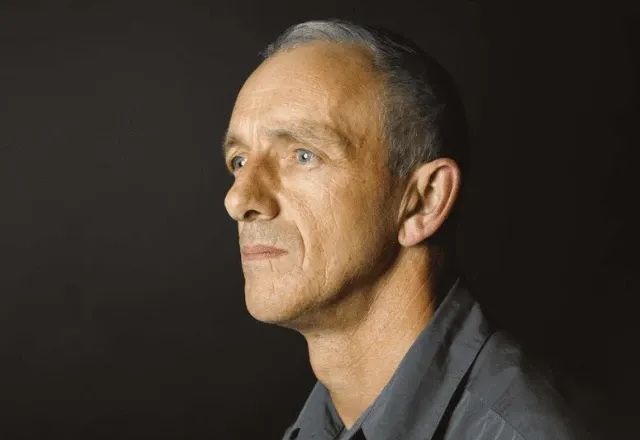 Brian Gemmell descobriu câncer de pulmão após notar que estava com baqueteamento digital. | Foto: Roy Castle Lung Cancer Foundation