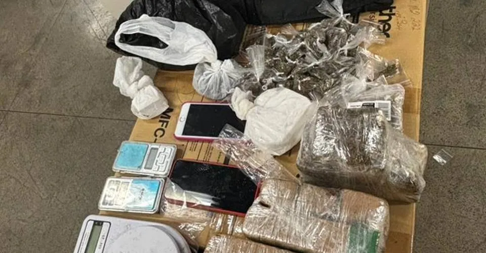 Suspeitos de tráfico de drogas são presos por  PMs em Feira de Santana