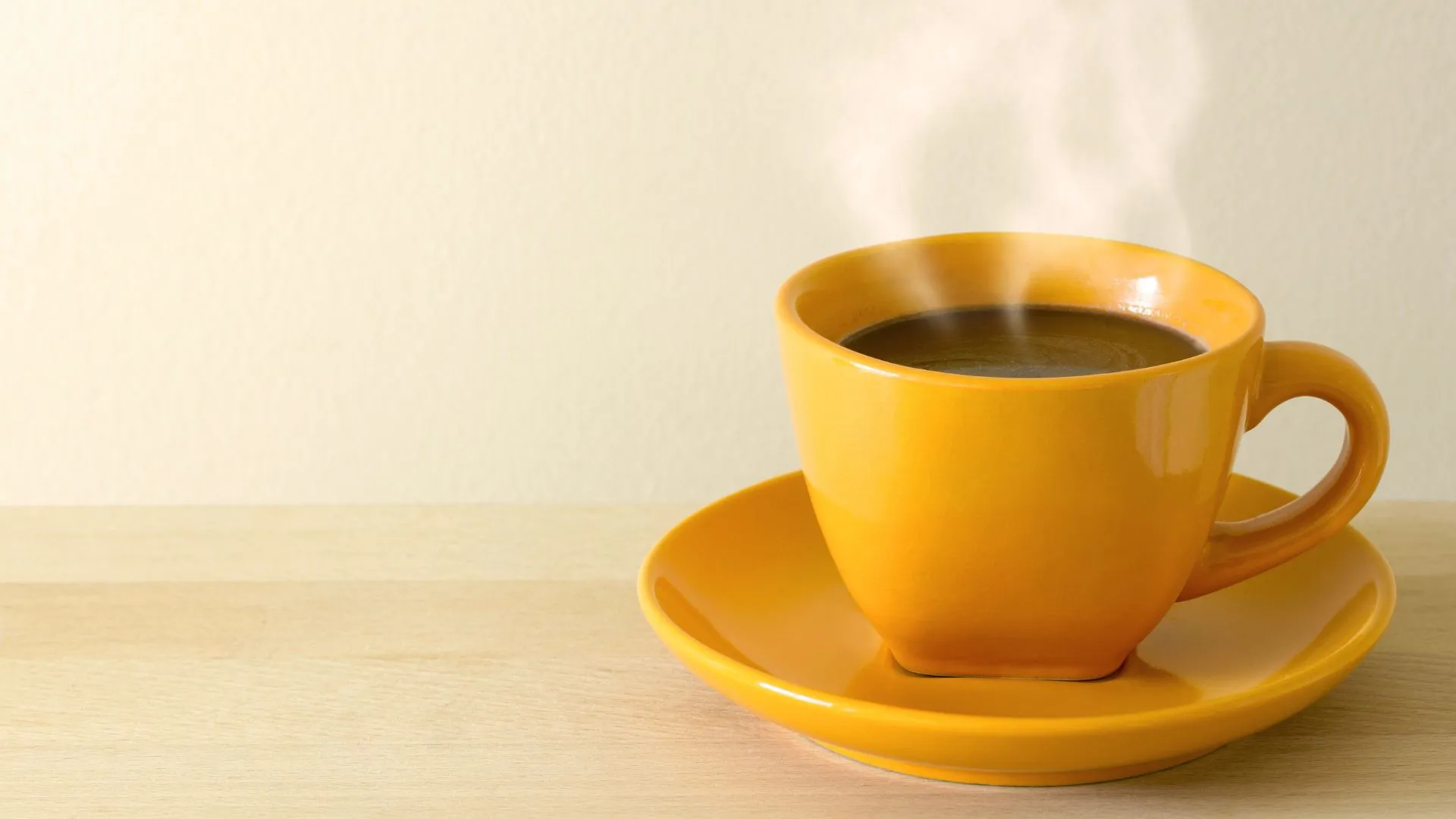 Bebidas muito quentes podem aumentar risco de câncer de esôfago; entenda