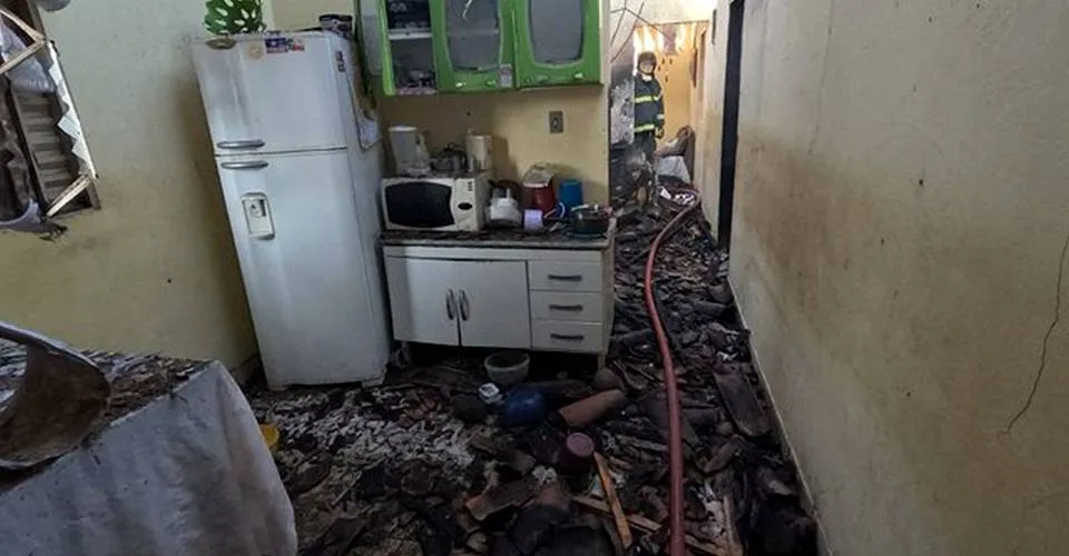 Criança autista morre carbonizada após ficar presa em casa incendiada