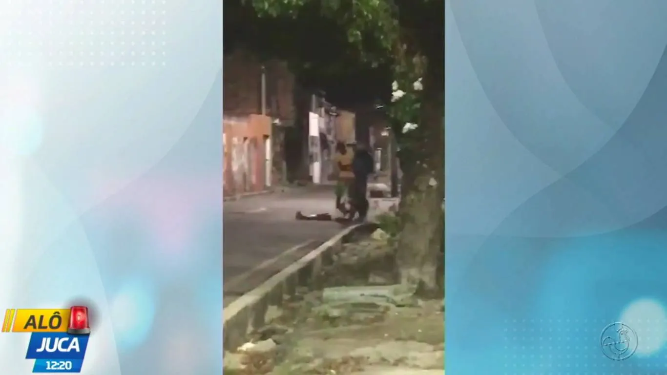 Imagens fortes: mulher leva soco de marido no meio da rua e desmaia
