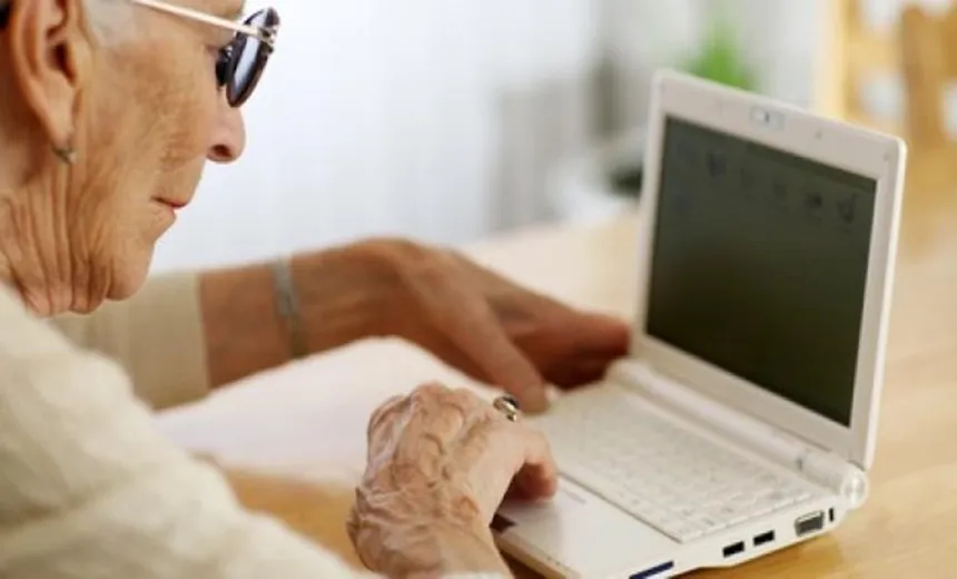 Faculdade promove curso de inclusão digital para idosos e pessoas com deficiência física