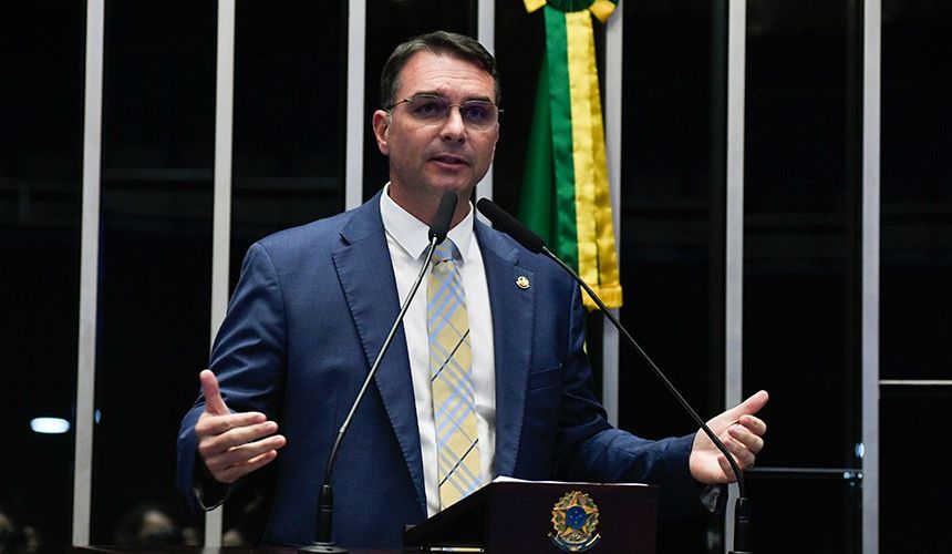 Flávio Bolsonaro sugere ceder a Trump para evitar “duas bombas atômicas”; Foto: Jefferson Rudy/Agência Senado  