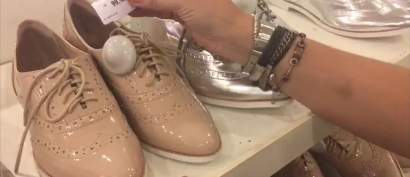 DICAS DA BARBIE: Brunah Canutho vai às compras atrás de sapatos na pegada do verão