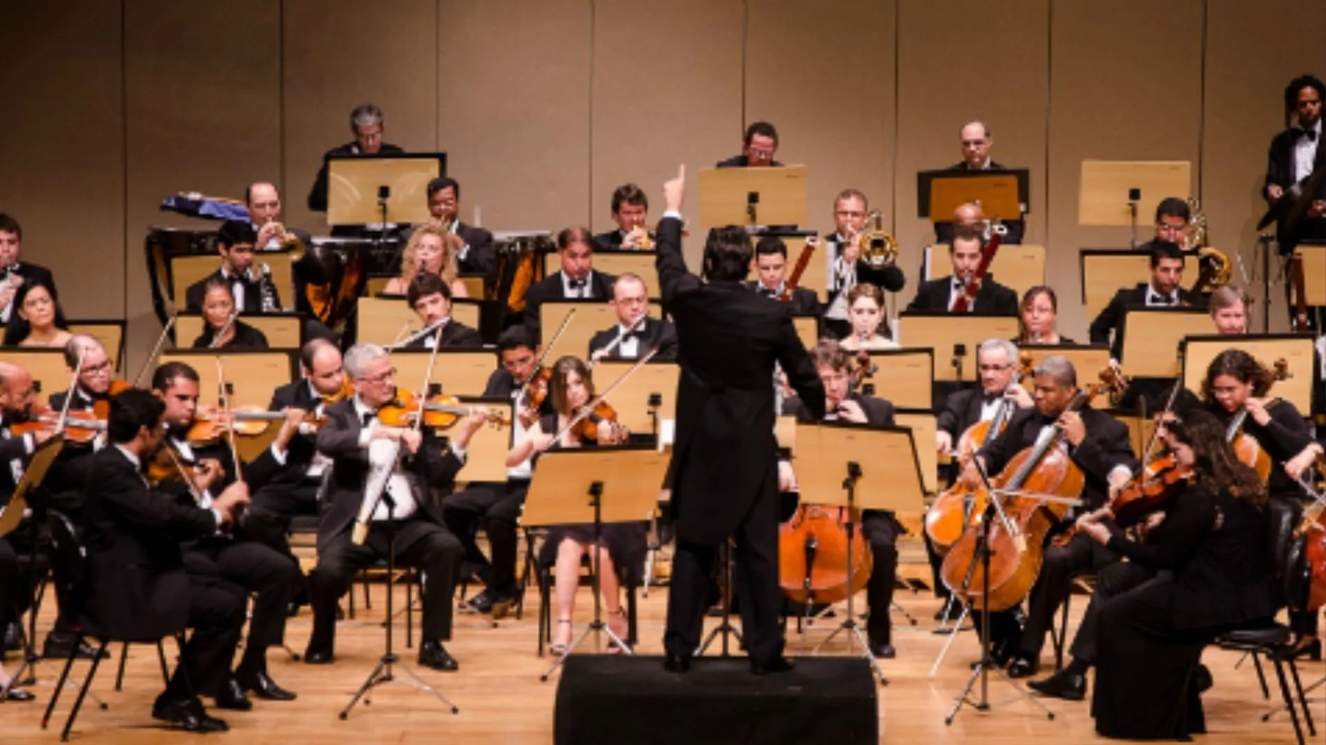 Música Clássica em Salvador tem espaço e 'OSBA é a prova disso', afirma maestro