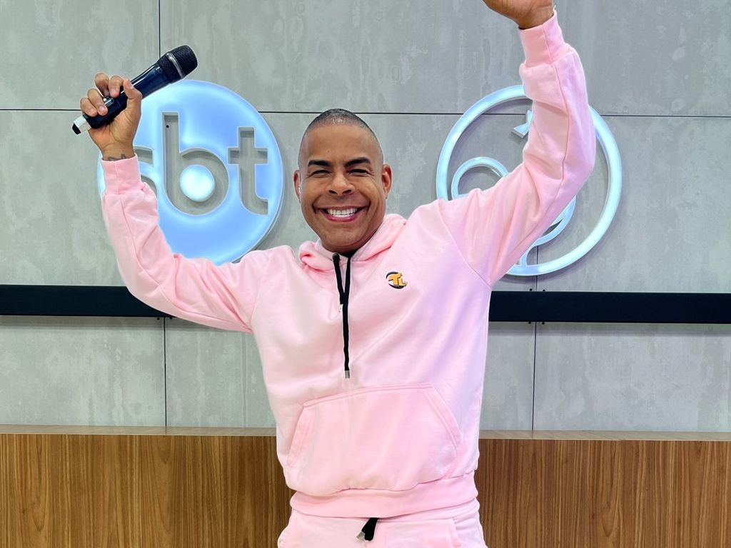 Completando 15 anos, o Universo, com Alex Lopes, estreia em novo formato.Foto: Instagram