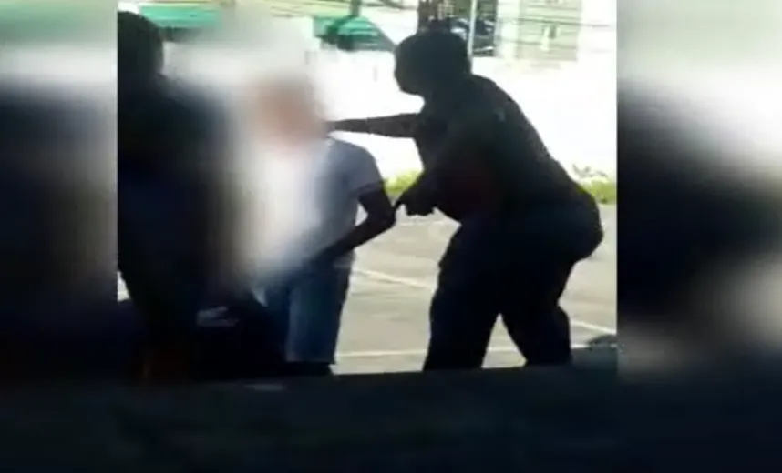 Diretor flagrado agredindo estudante dentro de escola é exonerado do cargo