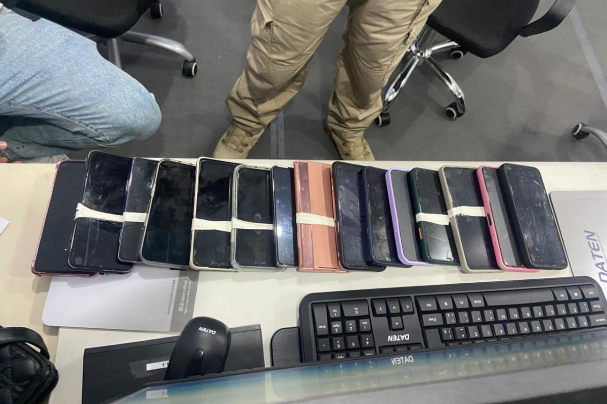 Mulher &eacute; presa com 16 celulares escondidos na roupa durante o Furdun&ccedil;o. Foto: SSP-BA