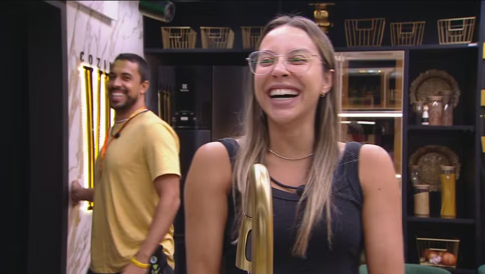 Maike e Renata flertam no BBB 25. Foto: Globo