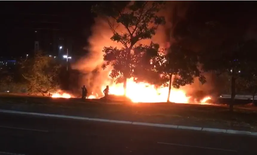 URGENTE: Incêndio de grandes proporções atinge canteiro da Avenida ACM
