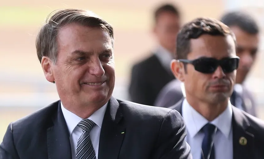 Bolsonaro diz que interesse das pessoas na Amazonia "não é no índio nem na p** da árvore"
