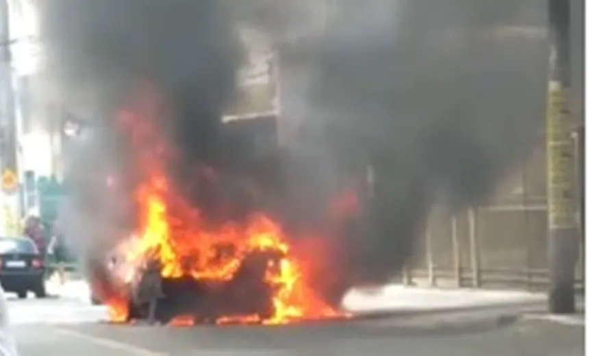 Carro pega fogo em frente a escola no bairro da Caixa D'água; veja vídeo