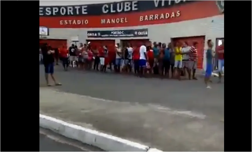 VÍDEO: Torcida do Vitória faz fila no Barradão por ingresso da final do Baiano